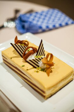 Farklı türde güzel pastalar, küçük renkli tatlı pastalar.