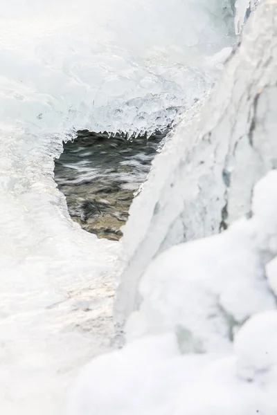 Winterlandschaft mit gefrorenem Wasserfall — Stockfoto