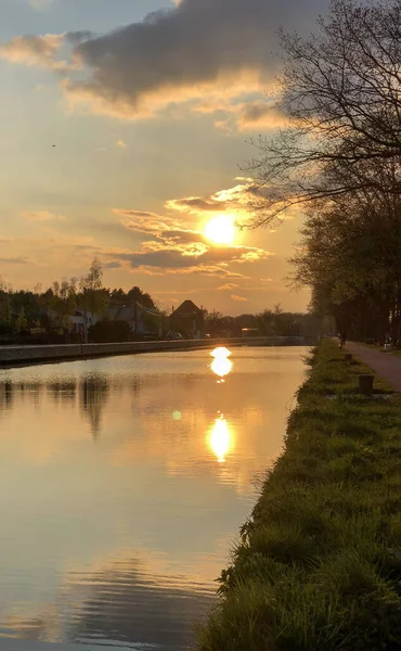 Dramatisk och fascinerande färgglad solnedgång himmel över en kanal — Stockfoto