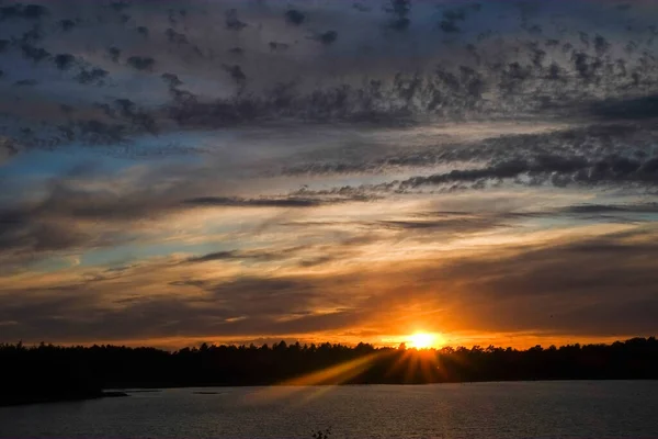 森の湖の上に劇的な夕日 — ストック写真