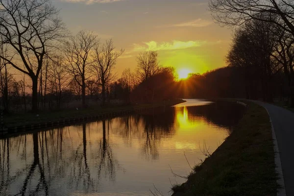 Panorama d'un magnifique coucher de soleil panoramique sur une rivière ou un canal — Photo