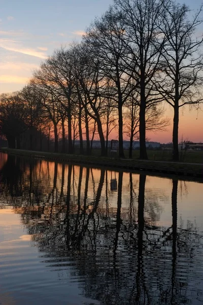 Panorama av en vacker naturskön solnedgång vid en flod eller kanal — Stockfoto