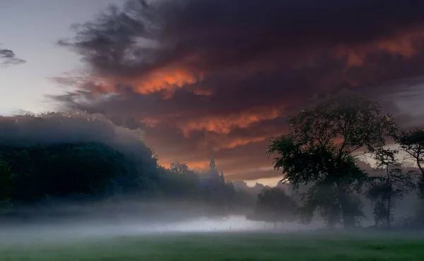 Ein dramatischer Himmel über einer nebligen Landschaft — Stockfoto