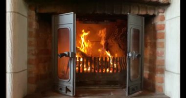 Odunlar şöminede yanıyor.