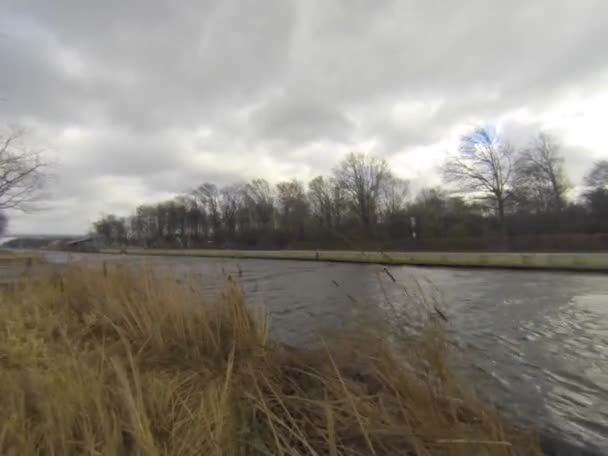 Winderige en stormachtige wolken over het water van de rivier — Stockvideo