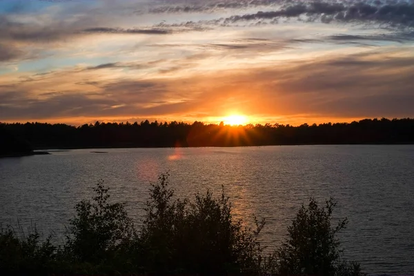 森の湖の上に劇的な夕日 — ストック写真