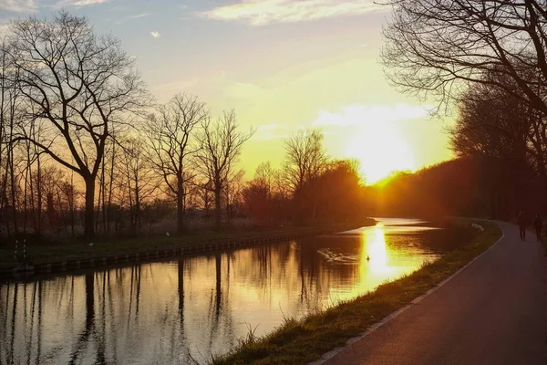Nehir ya da kanalda gün batımının muhteşem manzarası