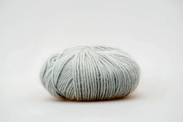 Graublau gefärbte Wollknäuel — Stockfoto