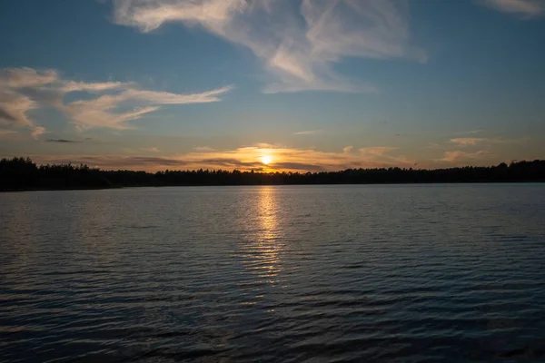 森の湖での豪華な夕日のパノラマ — ストック写真