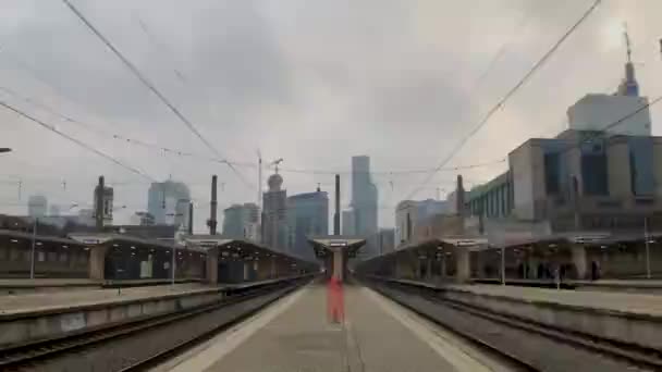 Zeitraffer von Zügen, die in einem belebten Brüsseler Bahnhof ein- und ausfahren — Stockvideo