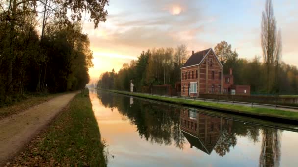 Panoramatický výhled na řeku a přírodu a zapadající slunce ve vodě. — Stock video