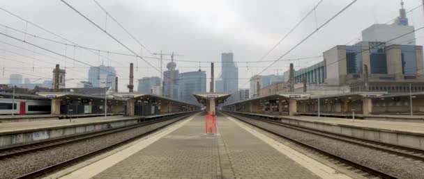 Time lapse of trains arriving and leaving from a busy Brussels railway station — Stock Video