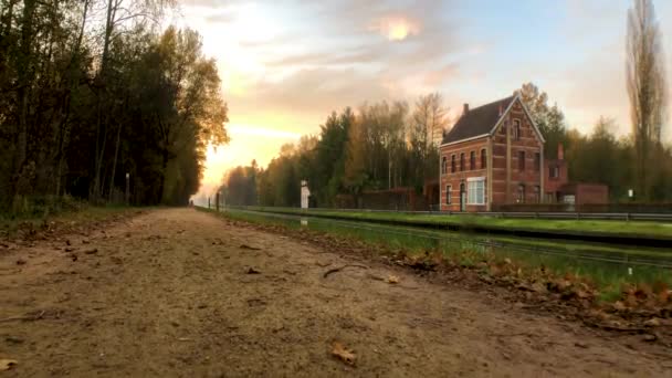 Panoramatický výhled na řeku a přírodu a zapadající slunce ve vodě. — Stock video