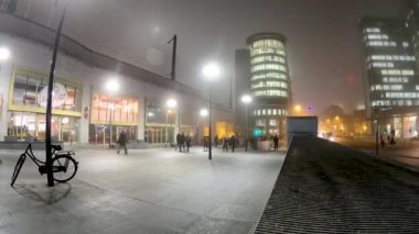 Brüksel Kuzey İstasyonu 'ndaki insan ve trafik saatleri