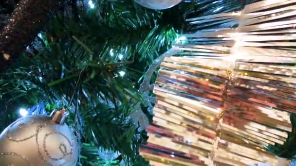 밤에 빛이 반짝이는 크리스마스 트리의 닫기. — 비디오