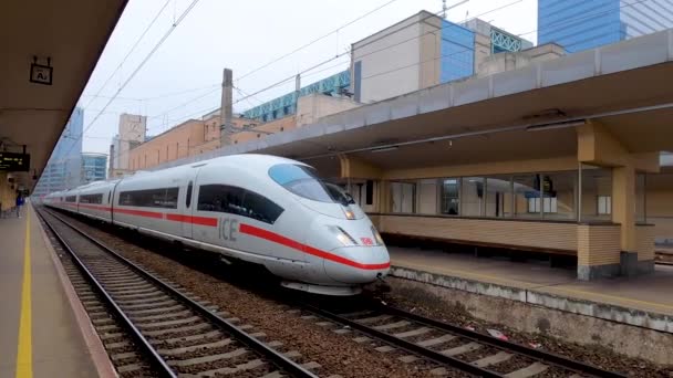 Trem ICE de alta velocidade partindo da estação ferroviária de Bruxelas — Vídeo de Stock