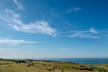 Cap Blanc-Nez, Escalles, Pas-de-Calais, Hauts-de-France, Fransa, 29 Temmuz 2025, kesinlikle nefes kesici bir manzara engin mavi gökyüzünün altındaki güzel kıyı şeridi.