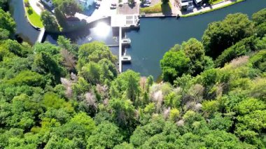 Esch-sur-Sure, Wiltz, Grand-Duche de Lüksemburg, 10 Ağustos 2025, Bereketli ormanlar ve büyüleyici kasabalarla çevrili sakin su yollarını gösteren nefes kesici hava görüntüleri