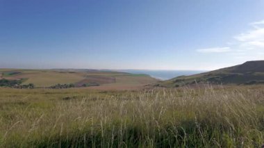 Cap Blanc-Nez, Escalles, Pas-de-Calais, Hauts-de-France, Fransa, 29 Temmuz 2025, Temiz bir gökyüzü altındaki sahil tepeleri ve tarlaların güzel manzarası doğa severler ve maceracılar için mükemmeldir.