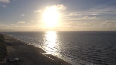 Sersemletici bir gün batımının sakin güzelliğine dalmak sakin okyanus sularını aydınlatmak, resim gibi bir manzara yaratmak