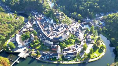 Esch-sur-Sure, Wiltz, Grand-Duche de Lüksemburg, Eylül 07, 2025, sarmal su yolları ve yukarıdan görüldüğü gibi yeşillik dolu büyüleyici ve görkemli bir köy keşfedin.