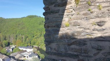 Esch-sur-Sure, Wiltz, Grand-Duche de Lüksemburg, 07 Eylül 2025, tarihi bir şatonun nefes kesici manzarası görkemli bir şekilde yemyeşil ve yakınlardaki büyüleyici bir köye bakıyor.