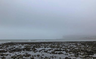 Fransa 'nın Normandiya sahilindeki kayaların üzerinde dalgalar süzülüyor. Yüksek kalite fotoğraf