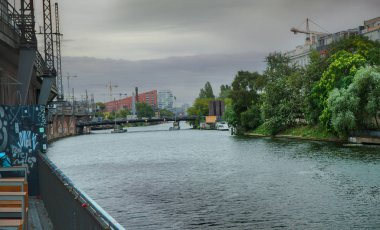 Nehir Spree, Berlin, Almanya. Nehir banka. Büyük şehir. Bir nehir ve mesafe evleri ile şehir manzarası.