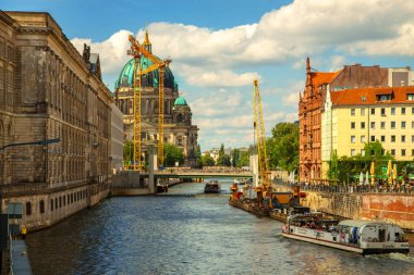 Berlin Cathedral (Berliner Dom) ve Spree Nehri. Berlin, Almanya. Dolgu, nehir gemileri, mavnalar. Şehir manzarası.
