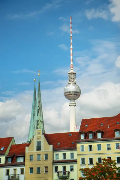 Παλιά Εκκλησία Και Τον Πύργο Της Τηλεόρασης Του Βερολίνου Κατά — Φωτογραφία Αρχείου