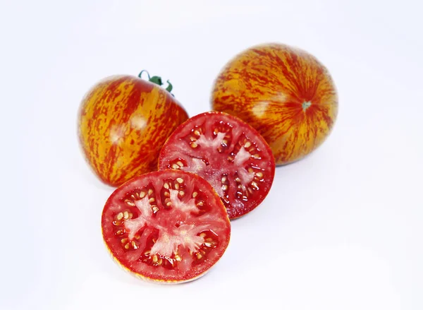 Ganze Tomaten Und Eine Hälfte Geschnittene Tomaten Auf Weißem Hintergrund — Stockfoto