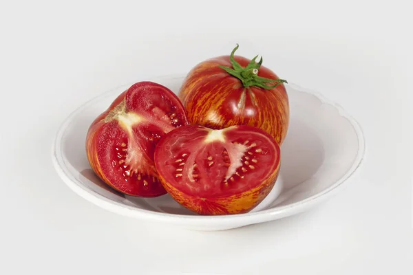 Tomate Entière Avec Queue Verte Une Tomate Demi Coupée Dans — Photo