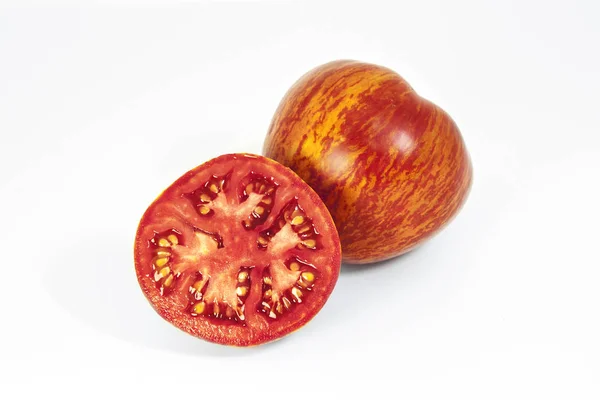 Ganze Tomaten Und Eine Halbe Geschnittene Tomate Auf Weißem Hintergrund — Stockfoto