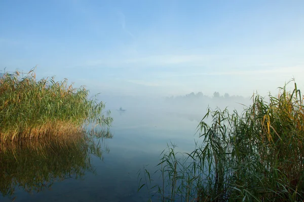 Misty Morning Lake Dawn Fog Fisherman Boat Fog Calm Autumn — Stock Photo, Image
