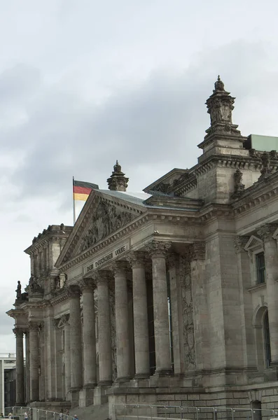 柏林国会大厦雄伟的老建筑 灰色大厦在多云的天空背景 德国国旗 城市景观 — 图库照片