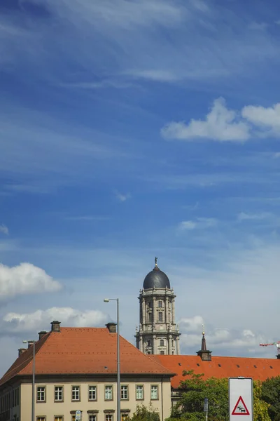 Edificios Antiguos Torre Gris Techos Azulejos Sobre Fondo Cielo Azul — Foto de Stock