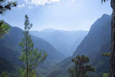 Güzel dağ manzarası. Dağlar ve gökyüzü görünümü. Crete, Yunanistan.