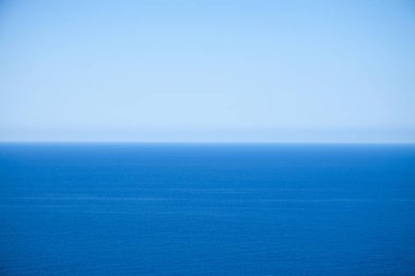 Deniz ve bulutsuz berrak mavi gökyüzünün horison, sakin düz yüzey. Balos lagoon. Crete, Yunanistan.