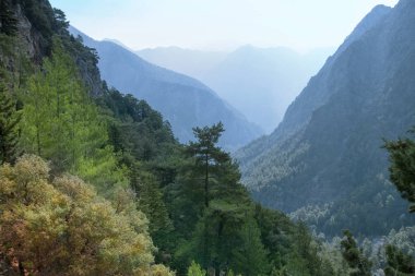 Güzel dağ manzarası. Dağlar ve gökyüzü görünümü. Crete, Yunanistan.