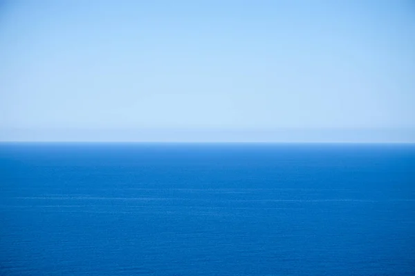 Kalm Vlakke Oppervlak Van Zee Wolkenloze Helderblauwe Hemel Horison Buurt — Stockfoto