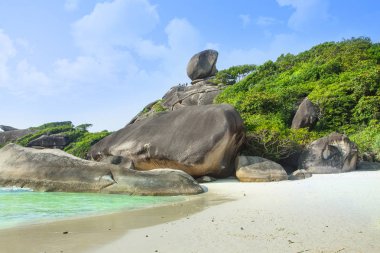 Taşlar ve kayalar cennet lagün. Okyanustaki ada. Tayland. Andaman Denizi. Masmavi su, kaya ve büyük taşlarla deniz manzarası.