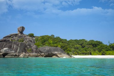 Beyaz kumsal, cennet gölü. Okyanustaki ada. Tayland. Andaman Denizi. Gök suyu, kaya, büyük taşlar ve tropikal ormanlarla kaplı deniz manzarası..