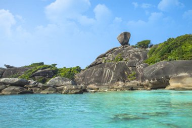 Beyaz kumsal, cennet gölü. Okyanustaki ada. Tayland. Andaman Denizi. Gök suyu, kaya, büyük taşlar ve tropikal ormanlarla kaplı deniz manzarası..