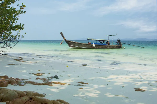 海景与透明的蔚蓝水和传统的泰国船 泰国的 Azure 安达曼海 — 图库照片