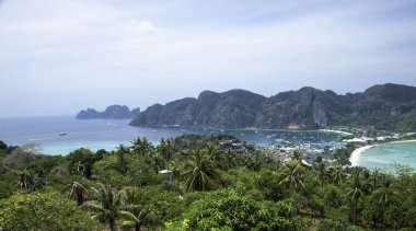 İnce kıstas ve iki koy ile adanın güzel görünümü. Yeşil dağlar ve tropik bitkiler. Okyanustaki tropik ada, Phi-Phi adası. Tayland.