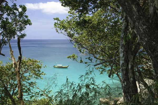 Vista Mar Barco Tradicional Tailandês Através Floresta Tropical Pedras Grandes — Fotografia de Stock