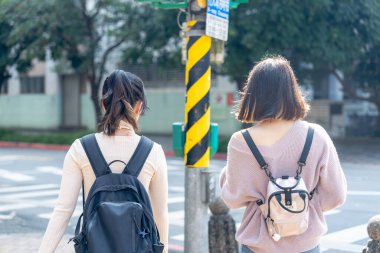 Tayvanlı iki genç üniversite öğrencisi Tayvan, Tayvan 'daki üniversite kampüsünde mutlu mesut konuşuyorlar.. 