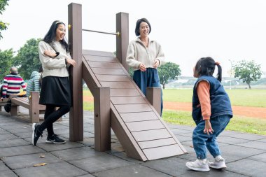 Tayvanlı ailelerin çocukları ve aileleri kışın Tayvan 'ın Tayvan şehrindeki nehrin kıyısındaki büyük bir parkta oynuyorlar.