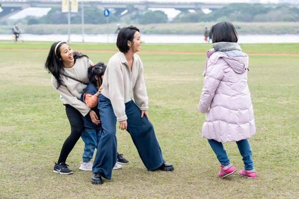 台湾台北的一个大公园里 有孩子 父母和祖母的台湾家庭在冬天玩耍 — 图库照片
