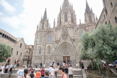 Büyük bir katedral. Etrafında bir sürü insan dolaşıyor. Sahne, insanların binanın güzelliğini takdir etmek için bir araya geldiği saygı ve hürmettir.